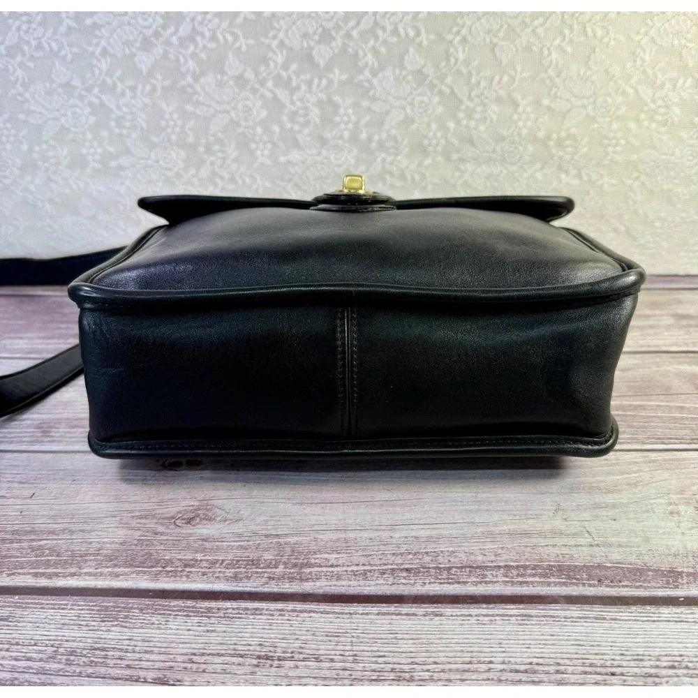 Vintage COACH Willis 9927 Black Leather Crossbody Handbag Classic Turnlock USA